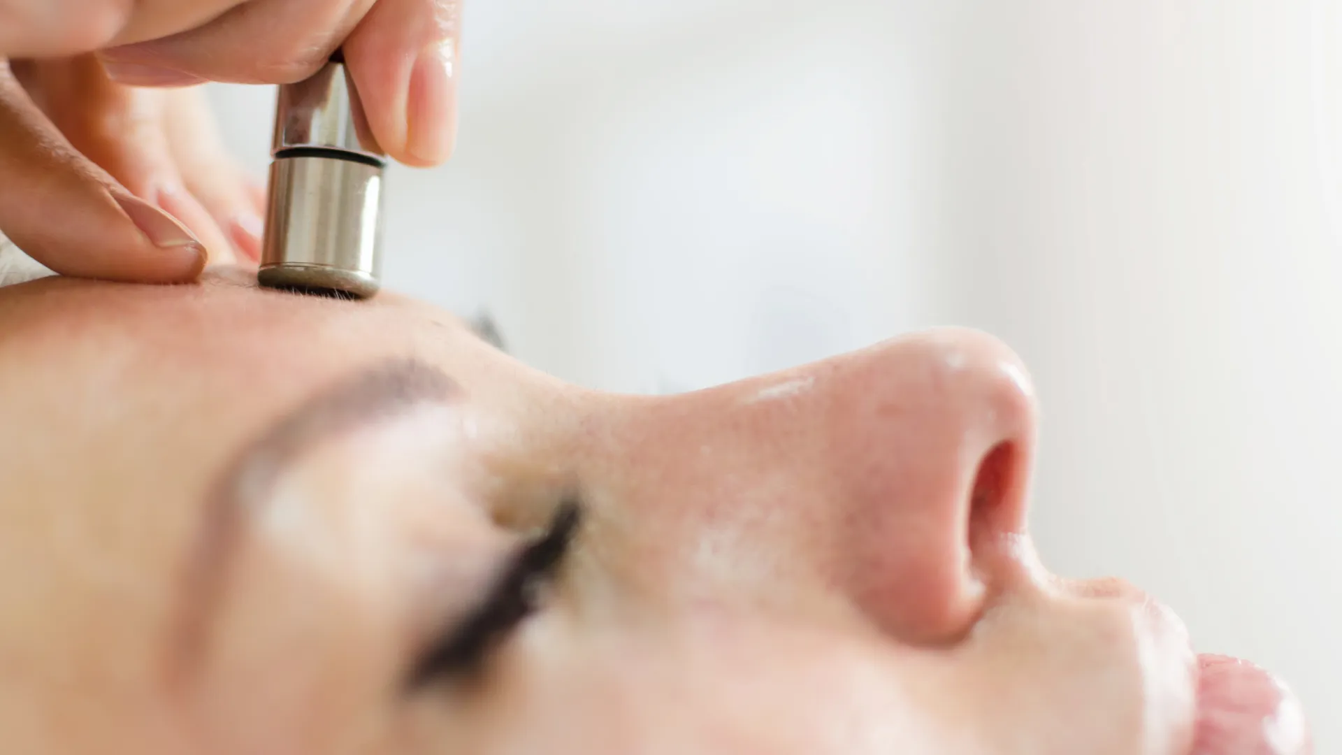 Δερμοαπόξεση με μικροκρυστάλλους στο πρόσωπο