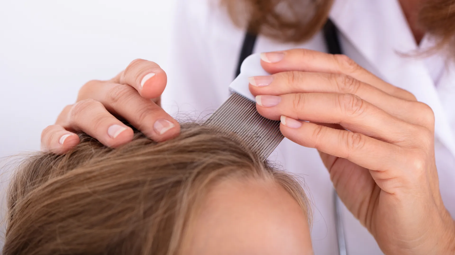 Αφαίρεση ψειρών από ένα παιδί με χτένα